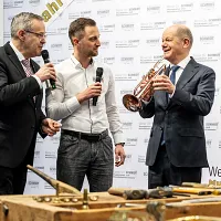 Chancellor Scholz plays the la rossa