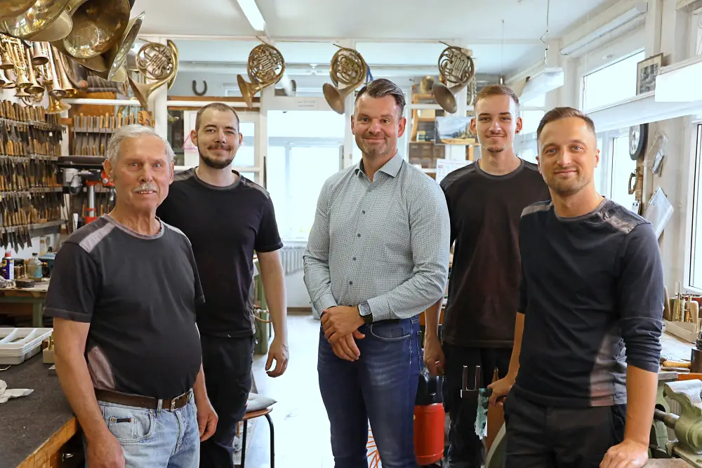 Bürgermeister Toni Meinel mit dem Team von schmidt-brass