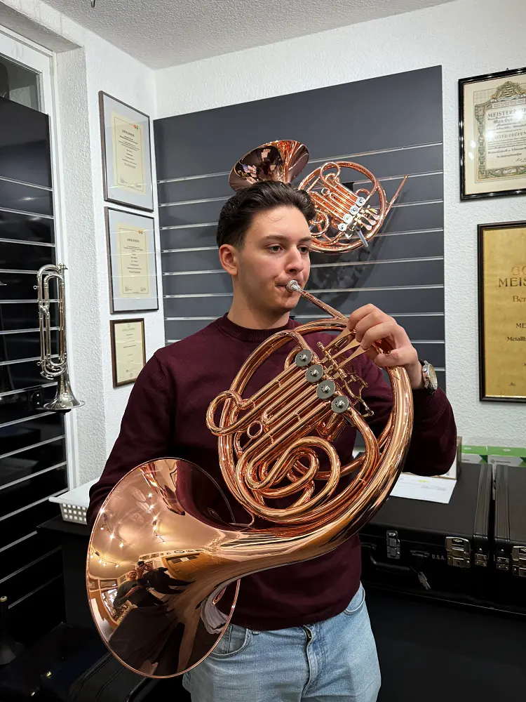 Horn-Teilnehmer Darius Andrei Cirstulescu testet Doppelhorn la dea rossa