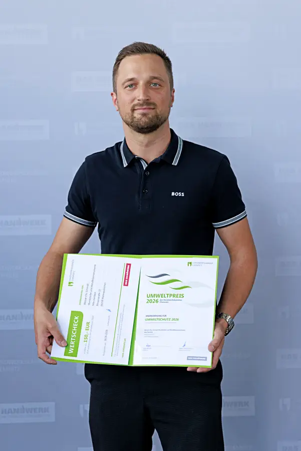 Max Hertlein mit der Urkunde