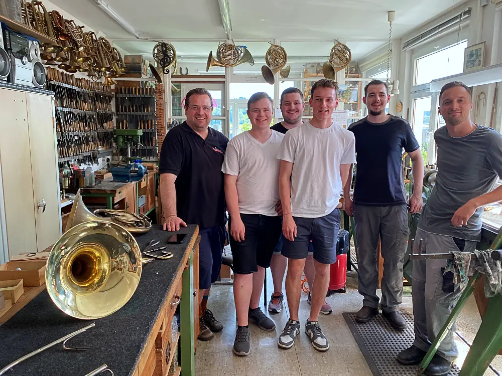 Auszubildende für Metallblasinstrumentenbau der Berufsschule für Holz, Klang, Farbe &amp; Lack aus Wien