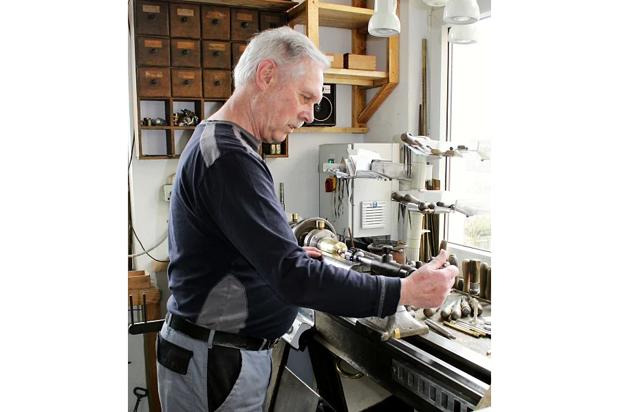 Arbeit in der Werkstatt - Bernhard Schmidt