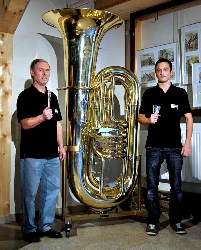 Bernhard Schmidt und Max Hertlein vor der Riesentuba