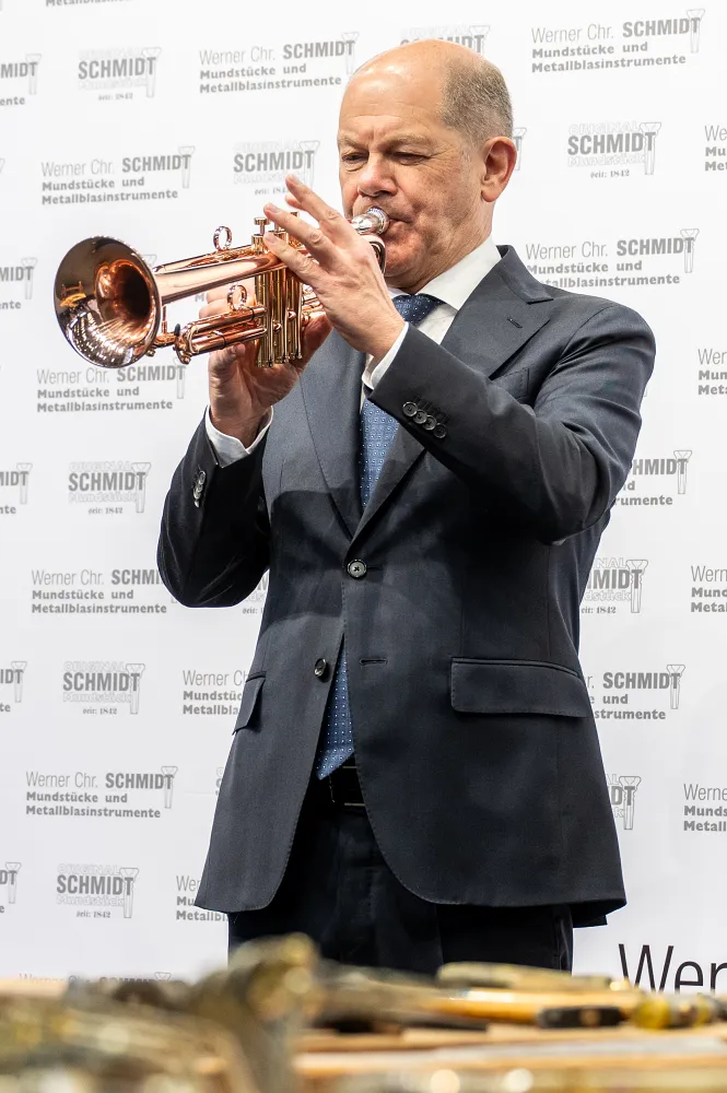 Bundeskanzler Schol spielt die la rossa