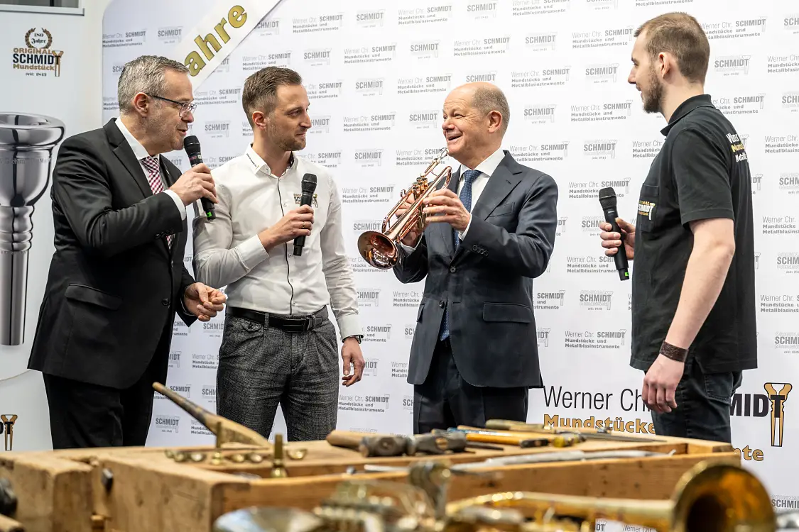 Bundekanzler Scholz spielt die la rossa