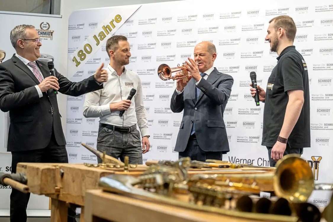 Kanzler Scholz spielt unsere Trompete