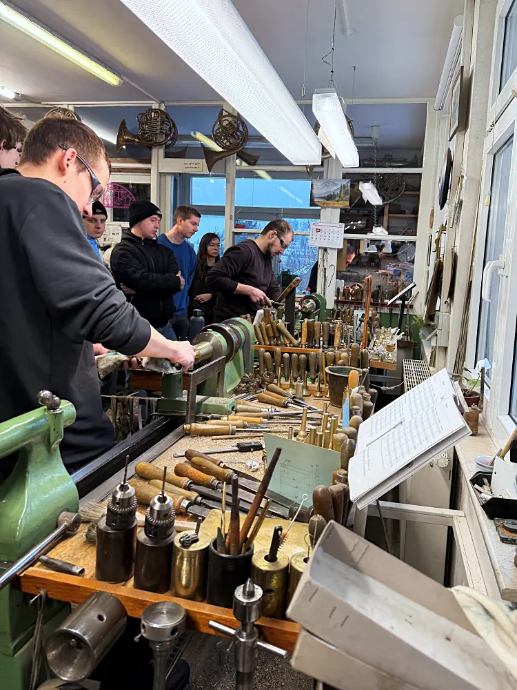 Azubis der Berufs- und Berufsfachschule “Vogtländischer Musikinstrumentenbau Klingenthal” in unserer Werkstatt