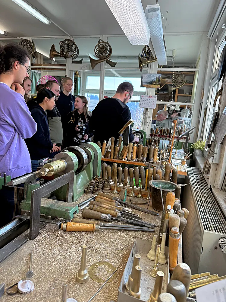 Berufsschüler in der Werkstatt