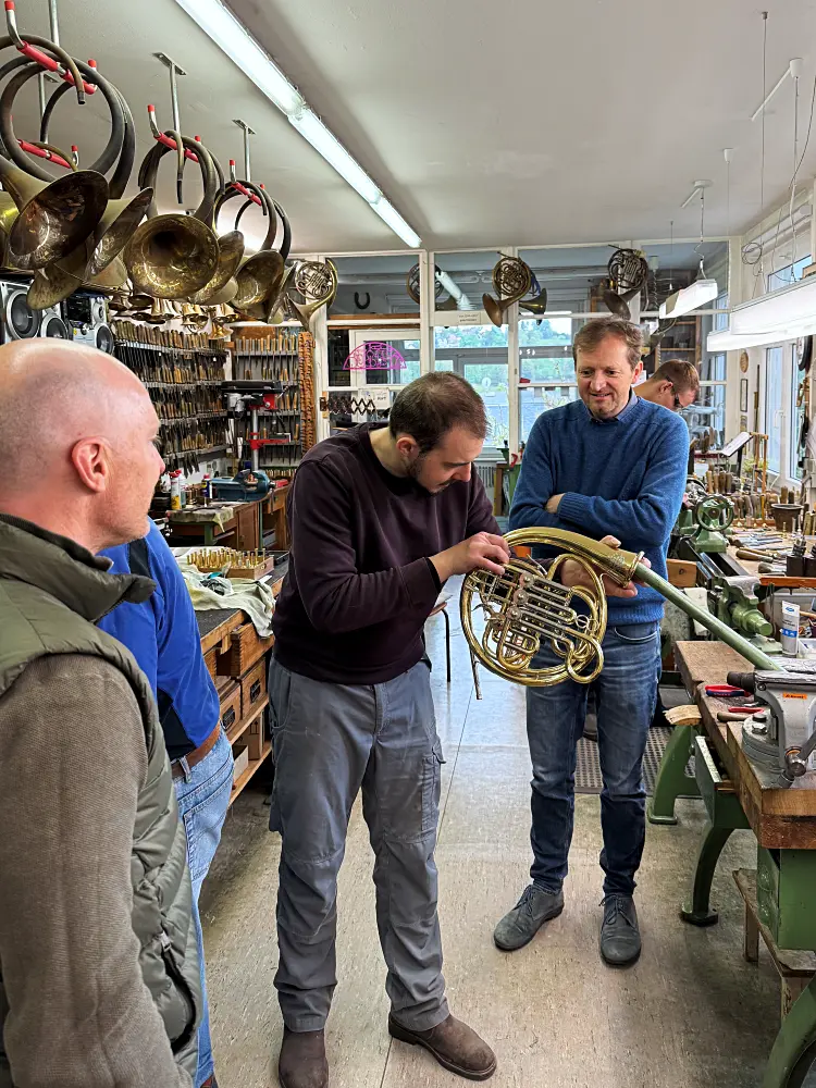 Prof. Johannes Hinterholzer, Prof. Froydis Ree Wekre und Prof. Raimund Zell schauen uns bei den täglichen Arbeiten zu