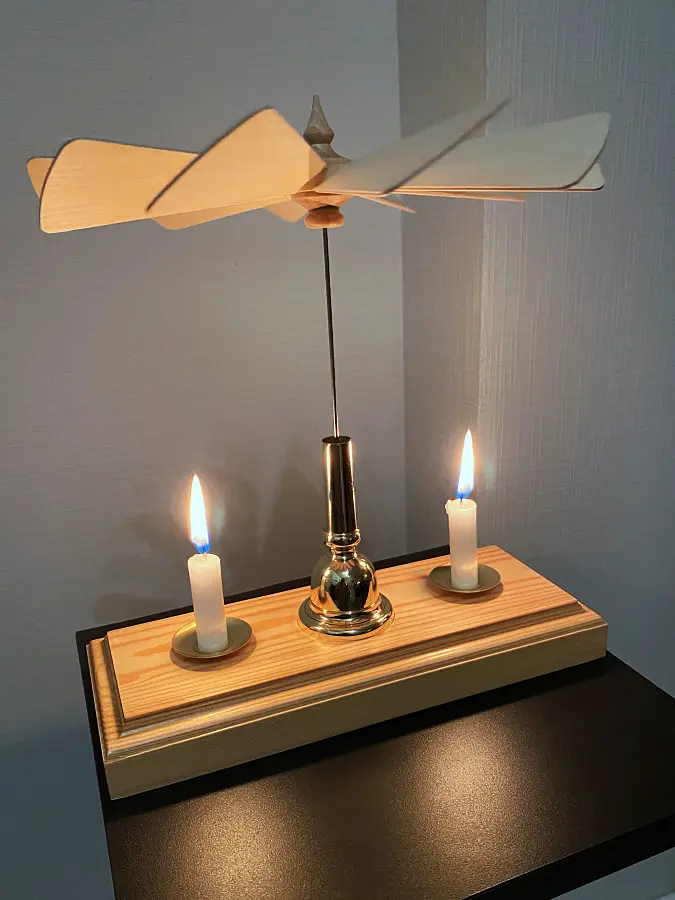 Weihnachtliche Pyramide mit Mundstück für Kerzen - Modell 3