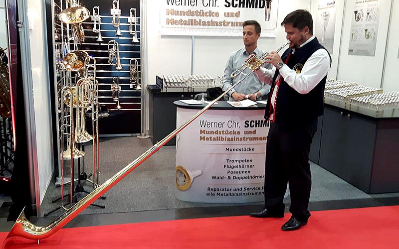 Das neue Alphorn in Messing mit Maschine