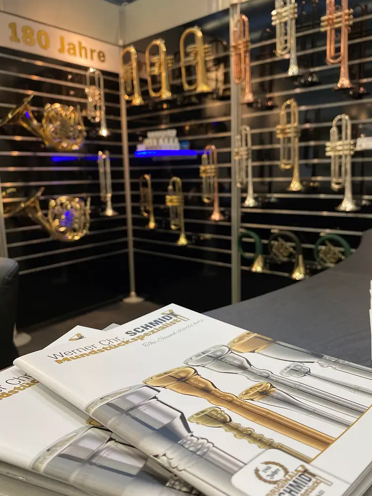 Metallblasinstrumente am Messetand der BRAWO