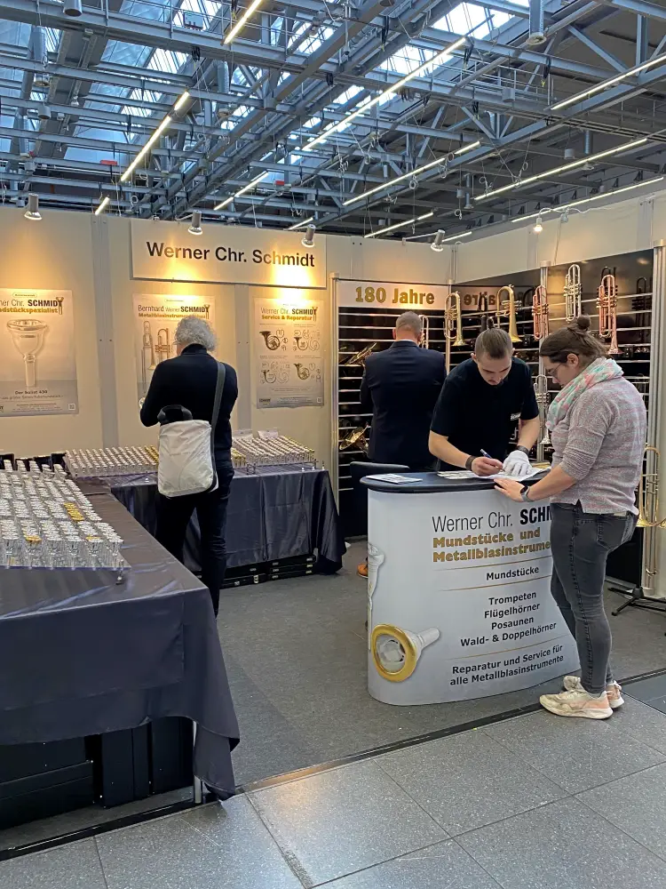 Besucherin am Messestand