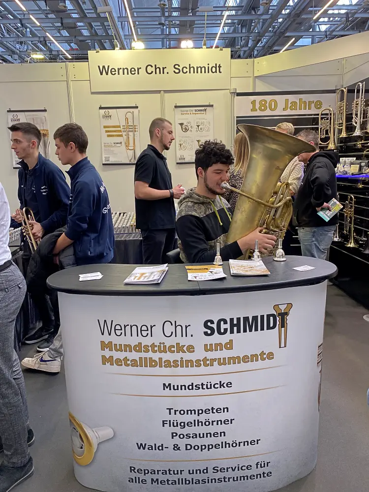 ein INteressent spielt ein Instrument