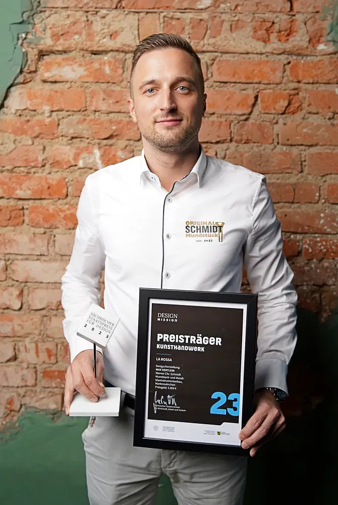 Max Hertlein mit Urkunde für Sächsischen Staatspreis für Design 2023