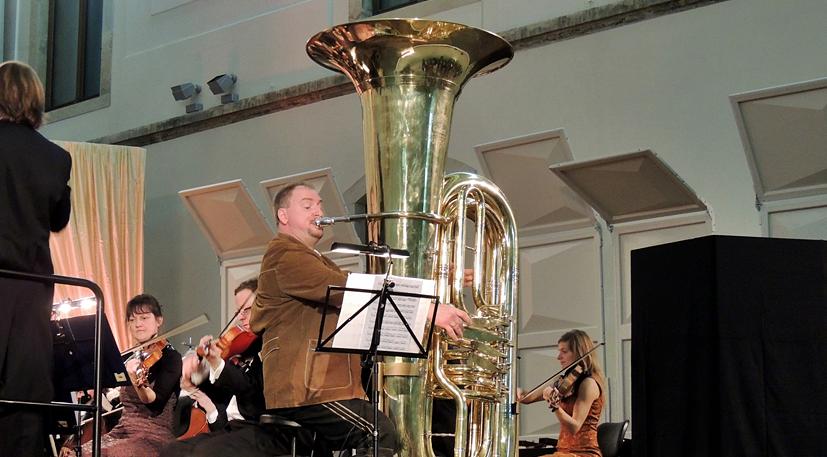 Prof. Jörg Wachsmuth an der Riesentuba zum Silvesterkonzert in Dresden