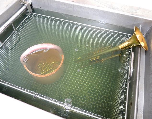 Trompete im Ultraschallbad